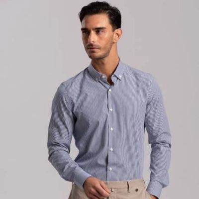 Ragazzo che indossa camicia rigata blu collo button down